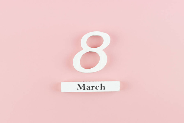 8 marzo Calendario su sfondo rosa con spazio di copia per il testo
.  - Foto, immagini