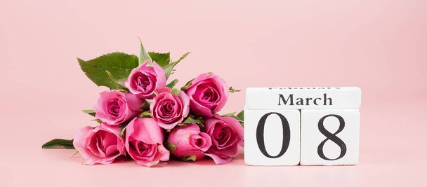 Ροζ τριαντάφυλλο λουλούδι και 8 Μαρτίου ημερολόγιο σε ροζ φόντο με  - Φωτογραφία, εικόνα