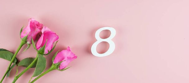 Růžová růže květiny a 8. číslo na růžovém pozadí s kopií lázně - Fotografie, Obrázek