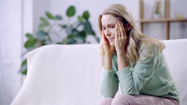 Frau mit geschlossenen Augen hat Kopfschmerzen  - Filmmaterial, Video