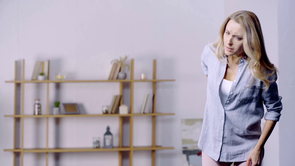 attraktive Frau mit Rückenschmerzen  - Filmmaterial, Video