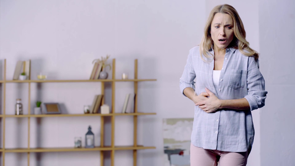 mujer atractiva que sufre de dolor de estómago
  - Metraje, vídeo