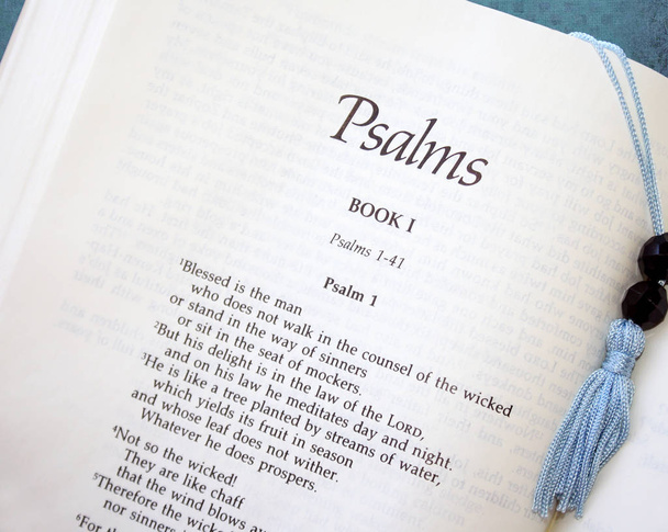 das Buch der Psalmen öffnete sich bei Buch eins Psalm eins  - Foto, Bild