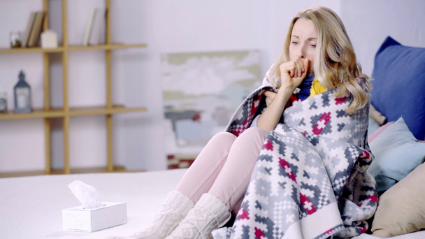 zieke vrouw hoesten en het bedekken van zichzelf met deken  - Video