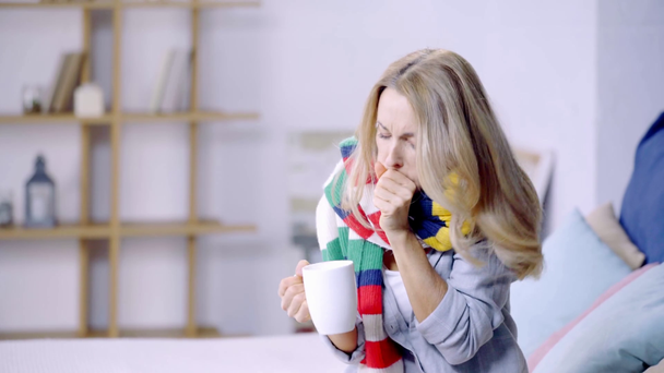 beteg nő köhögés és tartó csésze  - Felvétel, videó