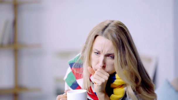 άρρωστη γυναίκα πίνει τσάι και βήχει στο διαμέρισμα  - Πλάνα, βίντεο