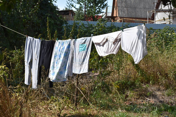 ropa lavada colgando de una cuerda
 - Foto, Imagen
