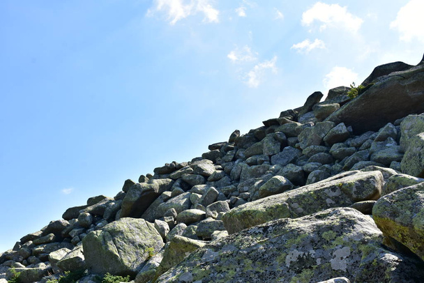 große Steine auf einem landschaftlichen Hintergrund - Foto, Bild