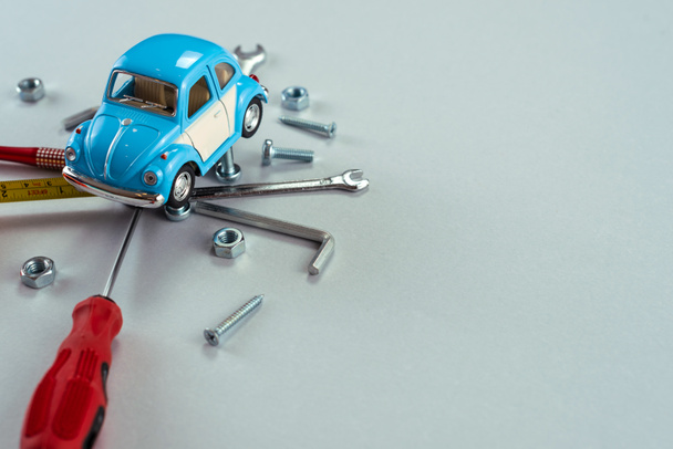 Serie di chiavi utensili con macchinina blu. concetto di riparazione auto. - Immagine
  - Foto, immagini