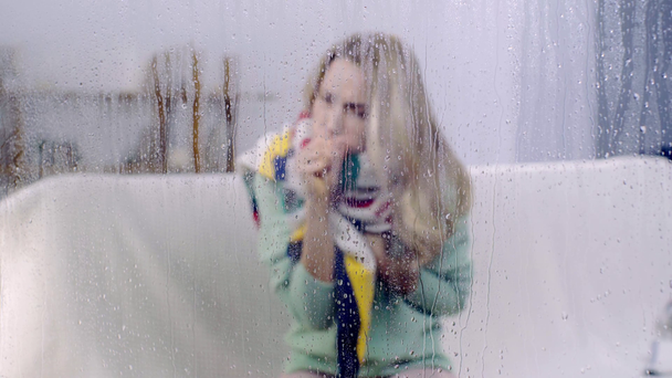 mujer enferma tosiendo detrás del vidrio con gotas
  - Imágenes, Vídeo