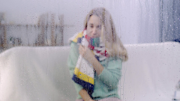 III žena kýchá za sklem s kapkami  - Záběry, video
