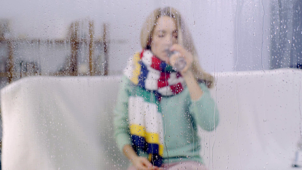 άρρωστη γυναίκα που παίρνει χάπια πίσω από γυαλί με σταγόνες  - Πλάνα, βίντεο