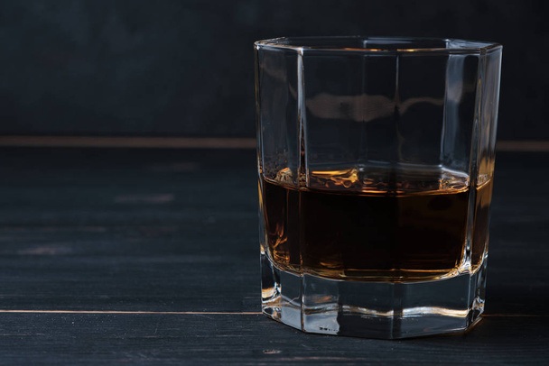 Glas whisky op een houten tafel in een bar. Bar met alcoholische drank. - Foto, afbeelding