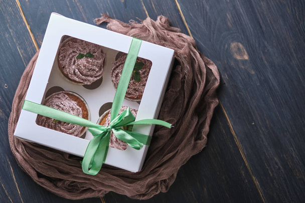Gâteaux de vacances à la crème rose, décorés de feuilles de menthe et de pépites de chocolat. Dessert en cadeau pour la Saint-Valentin
. - Photo, image