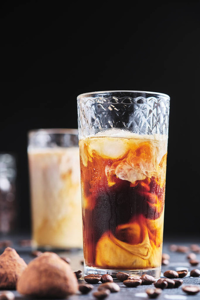 Boisson au café avec crème et glace. Café glacé dans une tasse en verre sur la table close-up
. - Photo, image