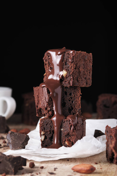 Brownie al cioccolato con noci e menta. Dolce e gustoso dessert decorato con menta, primo piano su un tavolo di legno
 - Foto, immagini