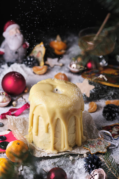 Pastel de miel de Navidad en forma de vela. Ambiente navideño: Árbol de Navidad, Decoraciones navideñas, mandarinas, nieve. Festivo hermoso y delicioso postre
. - Foto, imagen