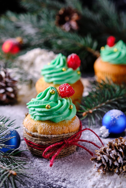 cupcakes de Noël dans une forêt festive et enneigée. Dessert pour le Nouvel An et la célébration de Noël
. - Photo, image
