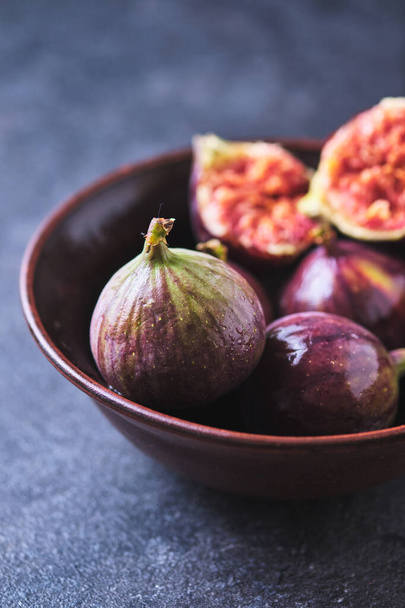 Fresh ripe figs in a bowl close-up. - Foto, Imagem
