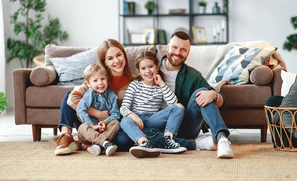 счастливый отец семейства и дети дома на диване
 - Фото, изображение