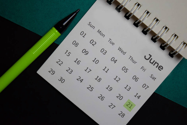Vista superior Calendario mensual de junio y marcado 21 solsticio de junio aislado en el escritorio de la oficina
 - Foto, Imagen