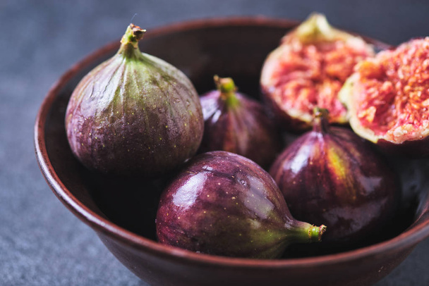 Fresh ripe figs in a bowl close-up. - Photo, Image