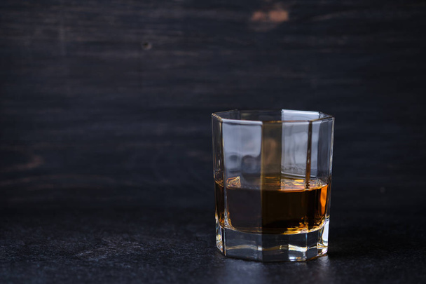 Szklanka whisky na drewnianym stole w barze. Licznik barów z napojem alkoholowym. - Zdjęcie, obraz