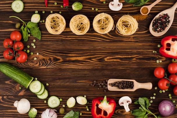 Овощи и макароны на деревянной доске
. - Фото, изображение