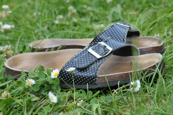 Vrouw sandalen close-up in het gras - Foto, afbeelding