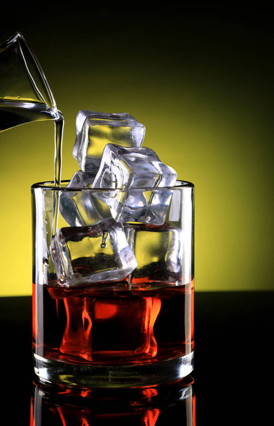 Whisky Glass s kostkami ledu a nápojem nalil - Fotografie, Obrázek