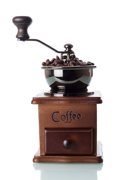 El yapımı kahve değirmeni bembeyaz tanelerle doludur. - Fotoğraf, Görsel