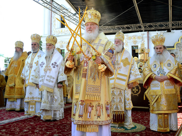celebracja liturgii ku czci chrztu ruskiego w Ławrze Peczerskiej - Zdjęcie, obraz