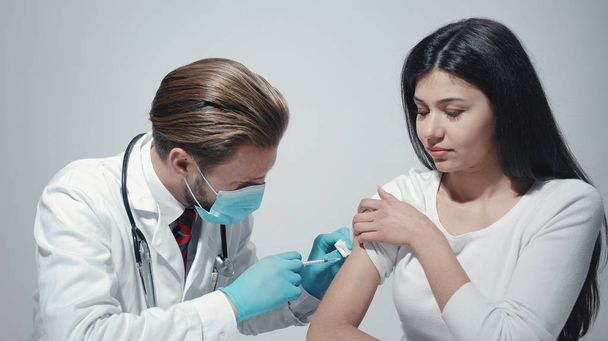 Doctor giving vaccination to patient - 写真・画像