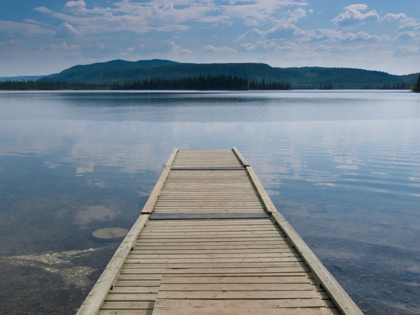 houten dock op een mooie rustige lake canada yukon - Foto, afbeelding