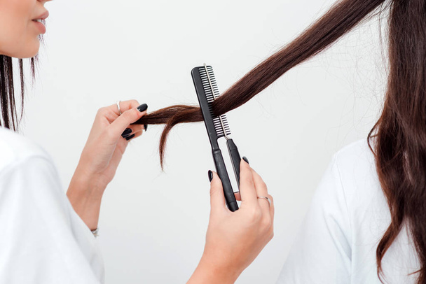 Nainen kampaus asiakkaan hiukset sisätiloissa, lähikuva
 - Valokuva, kuva