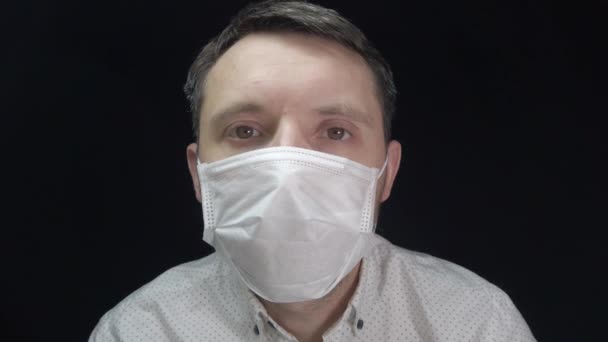 Man in medical mask, protection against coronavirus and various diseases - Video, Çekim