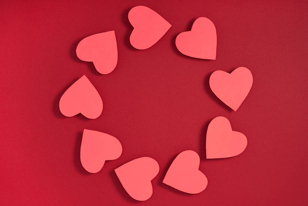Valentin szív a vörös felületen. Felülnézet, lapos fektetés, felülről, másolás - Fotó, kép