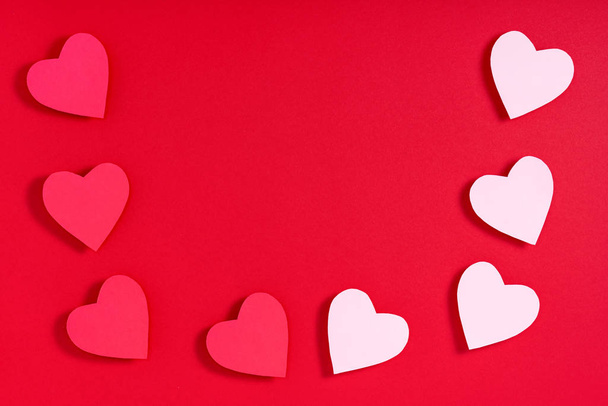Valentýnská srdce na červeném povrchu. Horní pohled, plochý ležel, shora, kopírovací prostor - Fotografie, Obrázek