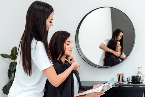 Egy profi stylist felkészíti az ügyfelet a frizurára - Fotó, kép
