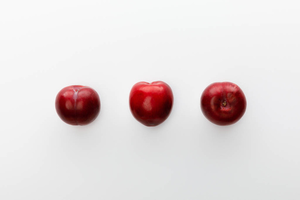 Draufsicht auf Äpfel isoliert auf weiß - Foto, Bild