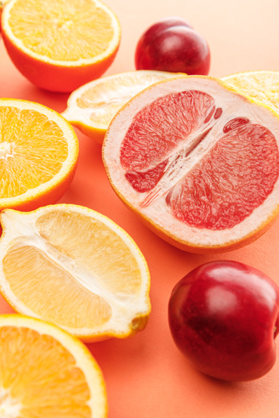 Citrusfélék és alma narancssárga alapon - Fotó, kép