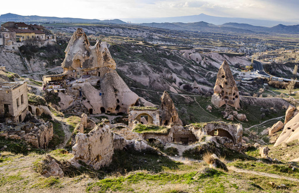 Incredibile vista sulla valle dalla cima del castello di Uhisar in Cappadocia, Turchia
 - Foto, immagini