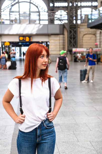 Young girl stands in waiting hall of train station - Foto, Bild