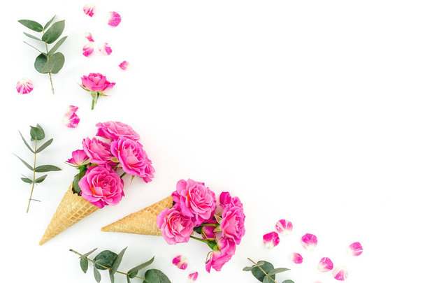 Kompozycja kwiatowa z różowymi różami i eukaliptusem na białym grzbiecie - Zdjęcie, obraz