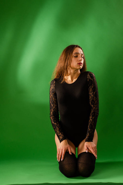 lány fekete test ruha zöld háttér - Fotó, kép