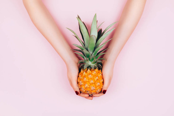 Hands with pineapple on stylish pink - Foto, Imagem