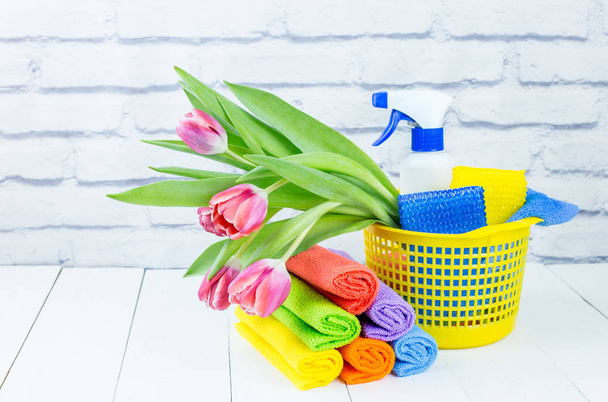 Primavera limpeza férias conceito, suprimentos e ferramentas para a limpeza e flores de primavera. Desinfetantes líquidos, esponjas e panos de limpeza. Espaço de cópia
 - Foto, Imagem