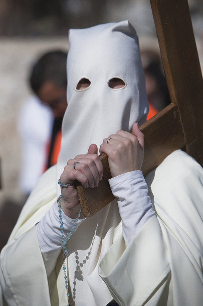 Büßer trug in einer Prozession der Heiligen Woche ein Holzkreuz - Foto, Bild
