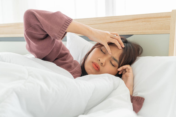 Asian women headache and sleeping on bed - Zdjęcie, obraz