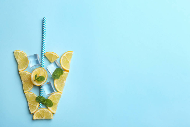 Creative lemonade layout with lemon slices, mint and ice on ligh - Фото, зображення